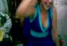 Novinha na putaria no banheiro
