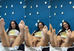Novinha nerd com a mente poluida mostrando sua xereca
