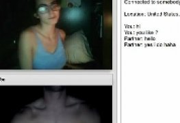 Novinha nerd de oculos relaxando apos estudar mto