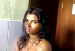 Novinha Pagando Boquete no banheiro