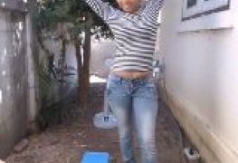 Novinha pagando um boquete no quintal