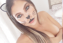 Novinha peituda vou bater uma quando tiver bem duro e sento em cima