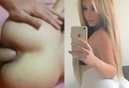 Novinha rabuda ficou de quatro levando piroca na buceta e no cuzinho no trabalho