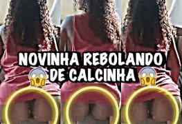 Novinha Rebolando De Calcinha No Meio Da Casa
