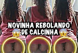 Novinha Rebolando De Calcinha No Meio Da Casa