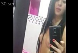 Novinha Rebolando Gostoso em Frente ao Espelho