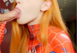 Novinha ruiva fantasiada de mulher aranha pagando garganta profunda