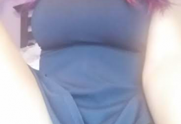 Novinha ruiva socando o dedo no cu