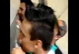novinha safada dando no banheiro do colegio