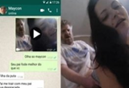 Novinha safada deixa o seu sogro meter na bucetinha gostosa de quatro