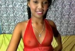 Novinha safada ficando peladinha na webcam