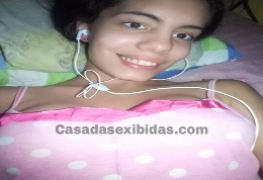 Novinha safada mostrando o peitinho durinho