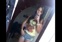 Novinha safadinha pelo espelho se filmando