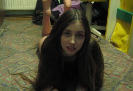 Novinha safadinha posando para fotos antes de transar
