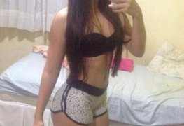 Novinha sapeka mostrando os peitinhos em fotos amadoras