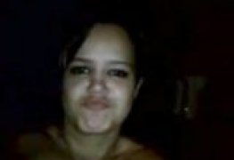 Novinha se empolgou e fez um strip pra galera