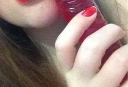 Novinha se masturbando e se gozando todinha