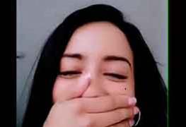 Novinha tímida mostrando a bucetinha