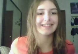 Novinha tirando a roupa na casa do amigo e o marmanjo filmando tudo