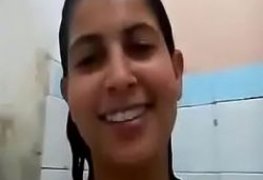 Novinha tomando banho pelada e enviando vídeo para o padrasto