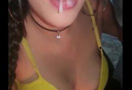 Novinha tomando leite