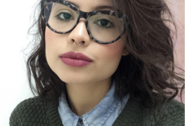 Novinha universitária ficou de quatro e ganhou leitinho no rabo
