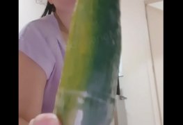 NOVINHA USANDO PEPINO NO CUZINHO