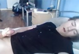 Novinho jorrando jatos na camiseta