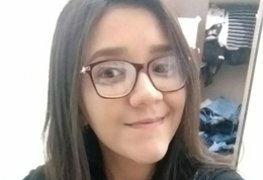Nudes de uma novinha de óculos