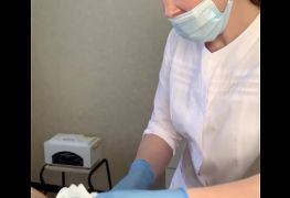 O paciente CUM poderosamente durante o procedimento de exame nas mãos do médico