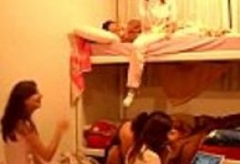 O que amigas safadinhas fazem no quarto vejam