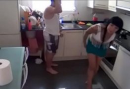 Os pais vendo tv e a puta dando uma rapidinha na cozinha