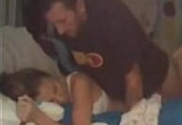 Padrasto visita enteadinha no quarto dela a noite e fode gostoso
