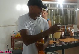 Pegando a namorada do amigo na festa