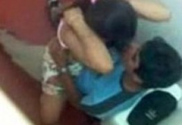 Pegando novinha no banheiro apertado