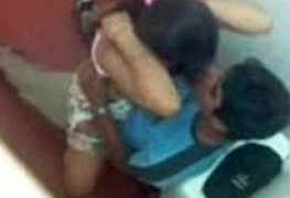 Pegando novinha no banheiro apertado