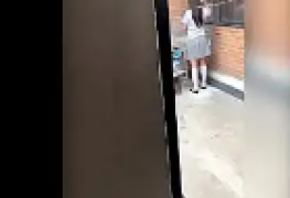 Pegou a filha colegial da vizinha no quintal