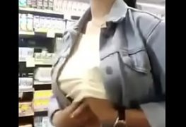 Peitos grandes da vadia com tesão no supermercado vídeo