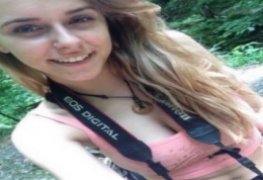Peituda deliciosa perdeu a camera cheia de nudes e caiu na net