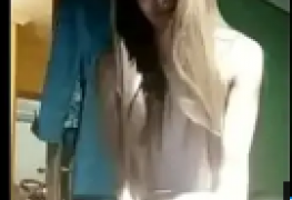 Pelada novinha se exibe