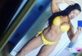 Personal trainer maravilhosa exibindo os peitos e a buceta