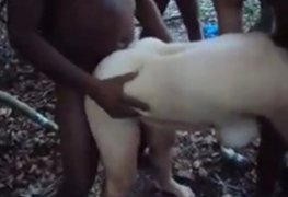 Piranha atrevida dando bucetinha pros amigos do marido liberal