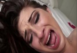 Porno Putaria Ninfetinha perfeitinha dando o furico em seu primeiro anal