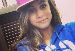Princesinha linda mostrando os peitões