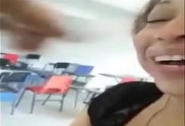 Professora boqueteira bebendo leitinho na sala de aula