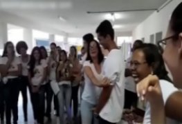 Professora danada ensinando o aluno como por camisinha na rola