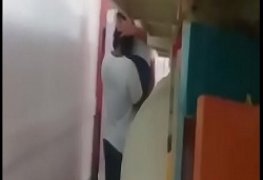 PROFESSORA DANDO PRO ALUNO NA ESCOLA