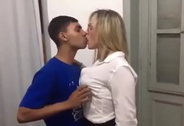 Professora seduz aluno