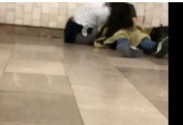 Putaria com namorada em pleno saguao do metro