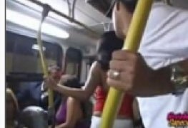 Putaria da safadinha com estranho no onibus lotado